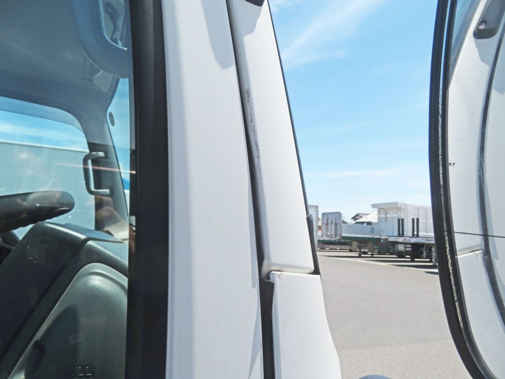 運転席側のピラーにキズがあります。|いすゞ エルフ TPG-NMR85N(2WD)の写真26