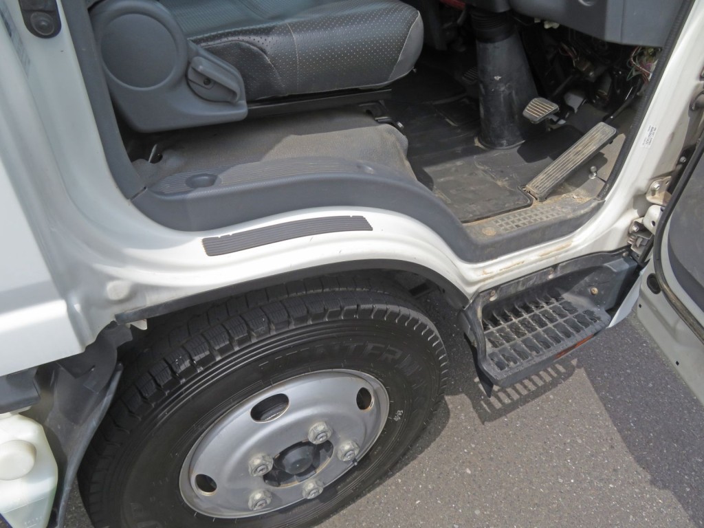運転席側乗り口に軽いキズがあります。|いすゞ エルフ TPG-NMR85N(2WD)の写真29
