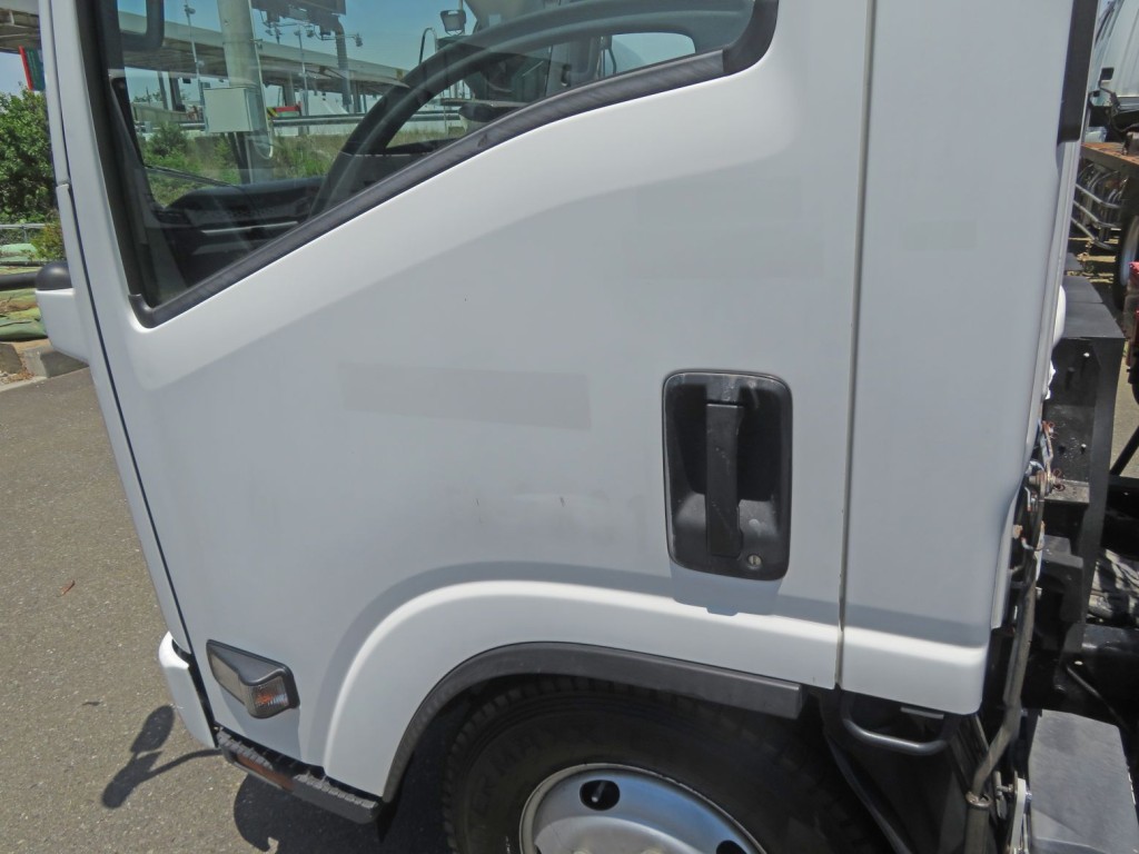 ドア周りに看板はがし跡・細かいキズ・少しヘコミがあります。|いすゞ エルフ TPG-NMR85N(2WD)の写真33