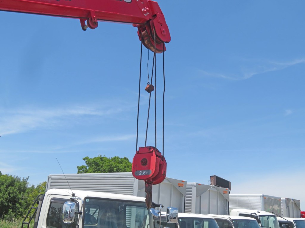 キンクがあります。(センサーの重りのワイヤーにも曲がりがあります)|いすゞ エルフ TPG-NMR85N(2WD)の写真49