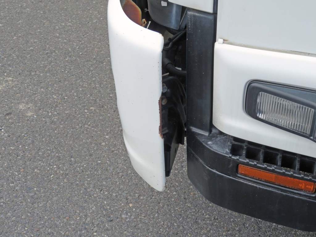 フロントバンパー助手席側の端にサビがあります。|いすゞ フォワード TKG-FRR90S1(2WD)の写真14