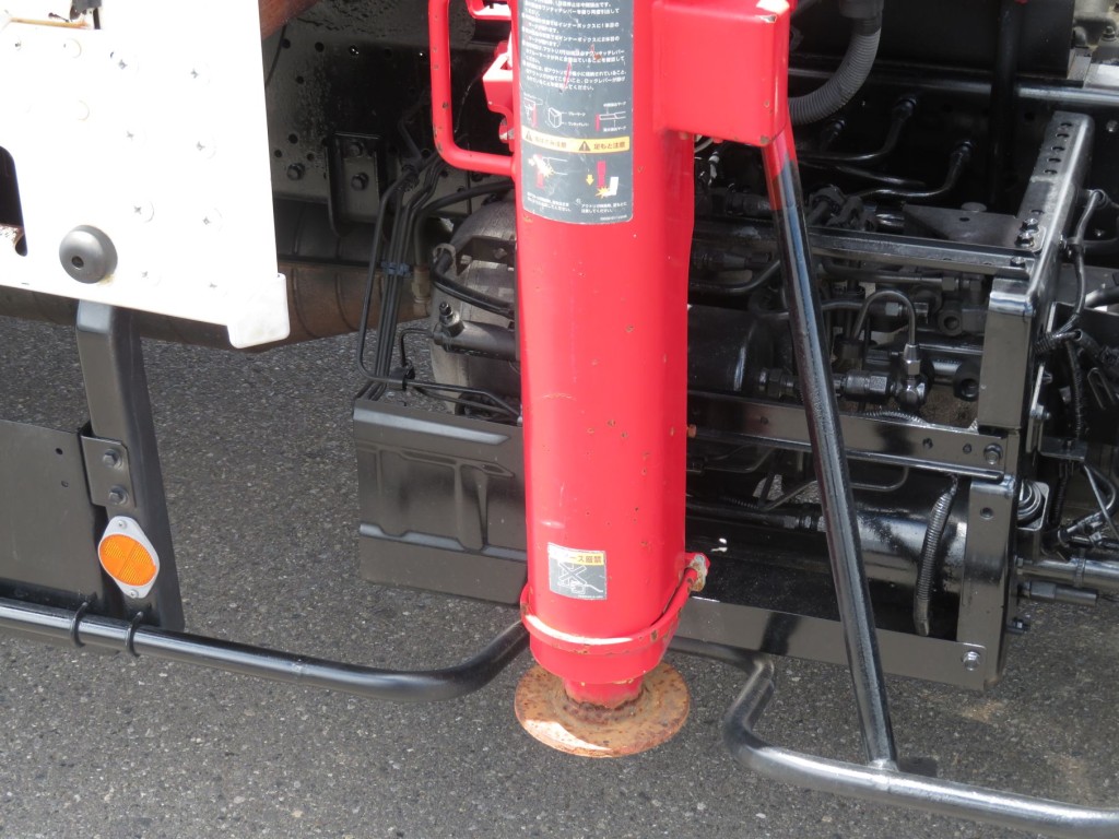 運転席側アウトリガー各所に細かいキズ・サビがあります。|いすゞ フォワード TKG-FRR90S1(2WD)の写真38
