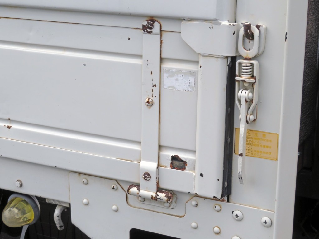 運転席側あおり前側に細かいサビ及び腐食・穴あき箇所があります。|いすゞ フォワード TKG-FRR90S1(2WD)の写真40