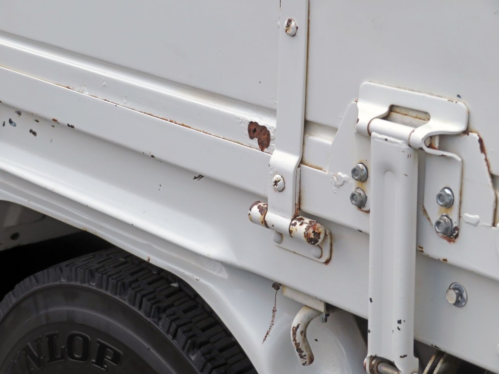 運転席側あおり(リアフェンダー付近)に腐食・穴あき箇所があります。|いすゞ フォワード TKG-FRR90S1(2WD)の写真41