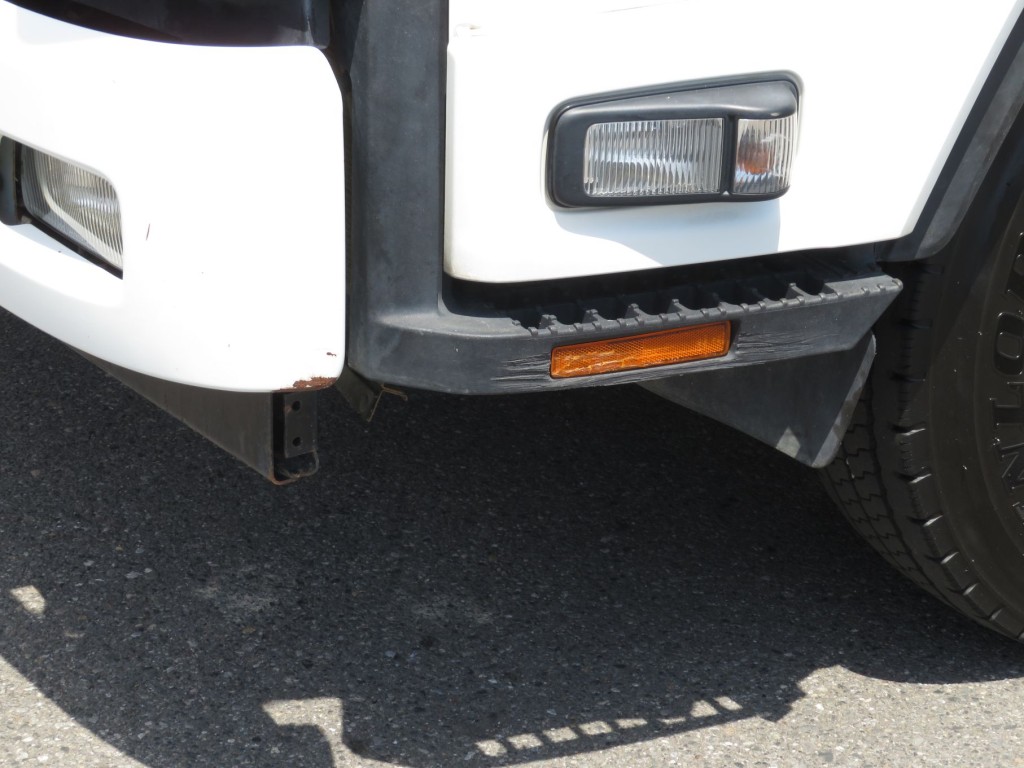 フロントバンパー助手席側の端にサビ、ステップ側面にキズがあります。|いすゞ フォワード TKG-FRR90S1(2WD)の写真13