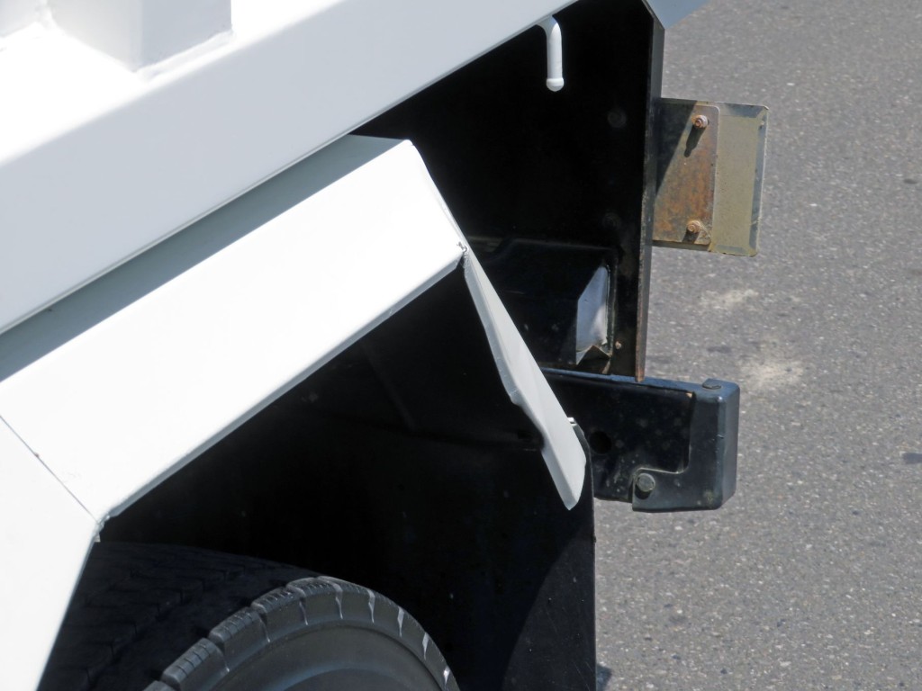 助手席側リアフェンダーに曲がりがあります。|いすゞ フォワード TKG-FRR90S1(2WD)の写真19