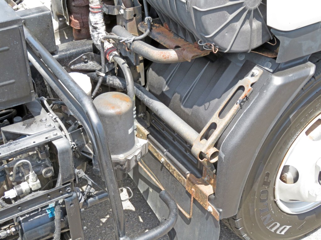 運転席側フロントフェンダーの後部ステーにサビがあります。(助手席側も同様です)|いすゞ フォワード TKG-FRR90S1(2WD)の写真35