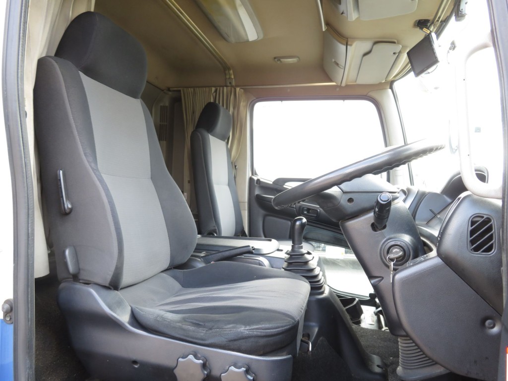 運転席座面にヘタリ・破れがあります。|日野 レンジャー TKG-FD7JLAG(2WD)の写真6