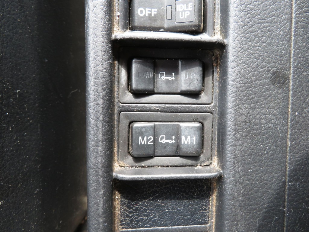 エアサスの操作スイッチです。(車内)|日野 レンジャー TKG-FD7JLAG(2WD)の写真19