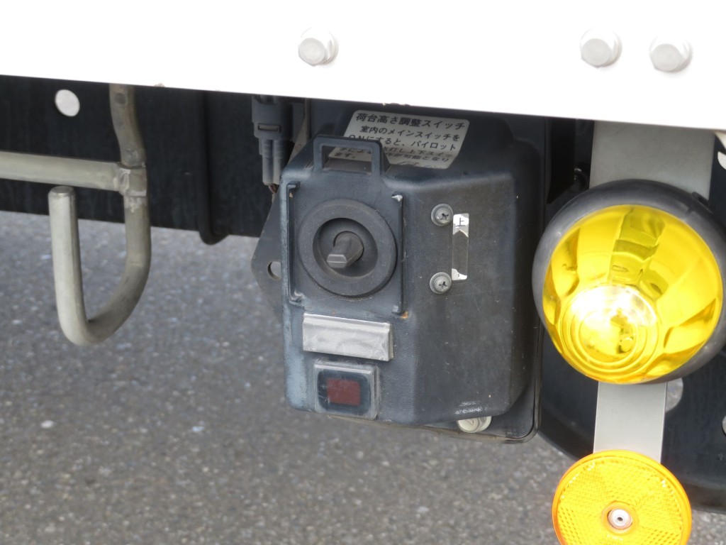 エアサスの操作スイッチです。(車外)|日野 レンジャー TKG-FD7JLAG(2WD)の写真20