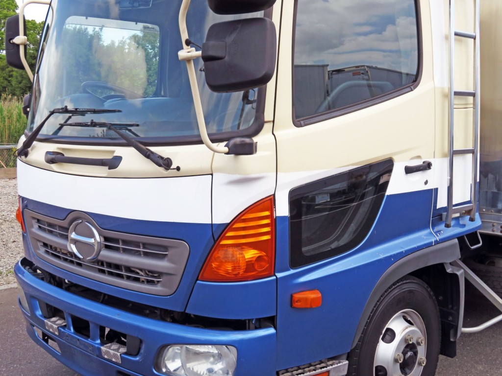 キャビンにライン消し塗装があります。|日野 レンジャー TKG-FD7JLAG(2WD)の写真29