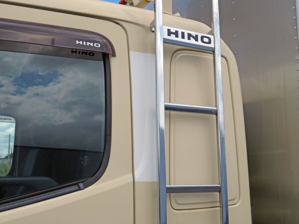 助手席側クォーターパネルに看板隠し塗装がされています。|日野 レンジャー TKG-FD7JLAG(2WD)の写真30