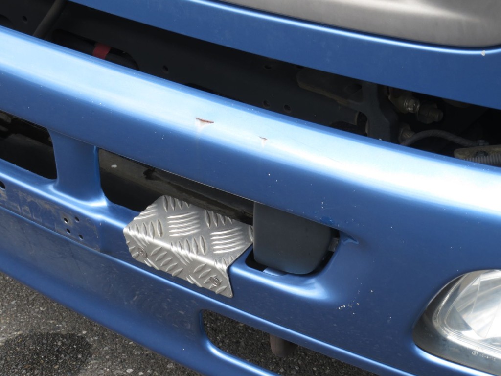 フロントバンパー中央付近に軽いキズ・サビがあります。|日野 レンジャー TKG-FD7JLAG(2WD)の写真35