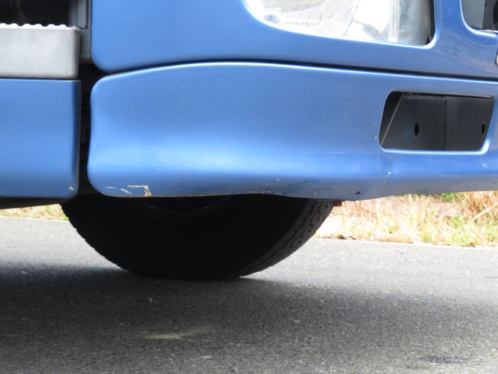 フロントバンパー運転席側下部にヘコミがあります。|日野 レンジャー TKG-FD7JLAG(2WD)の写真37