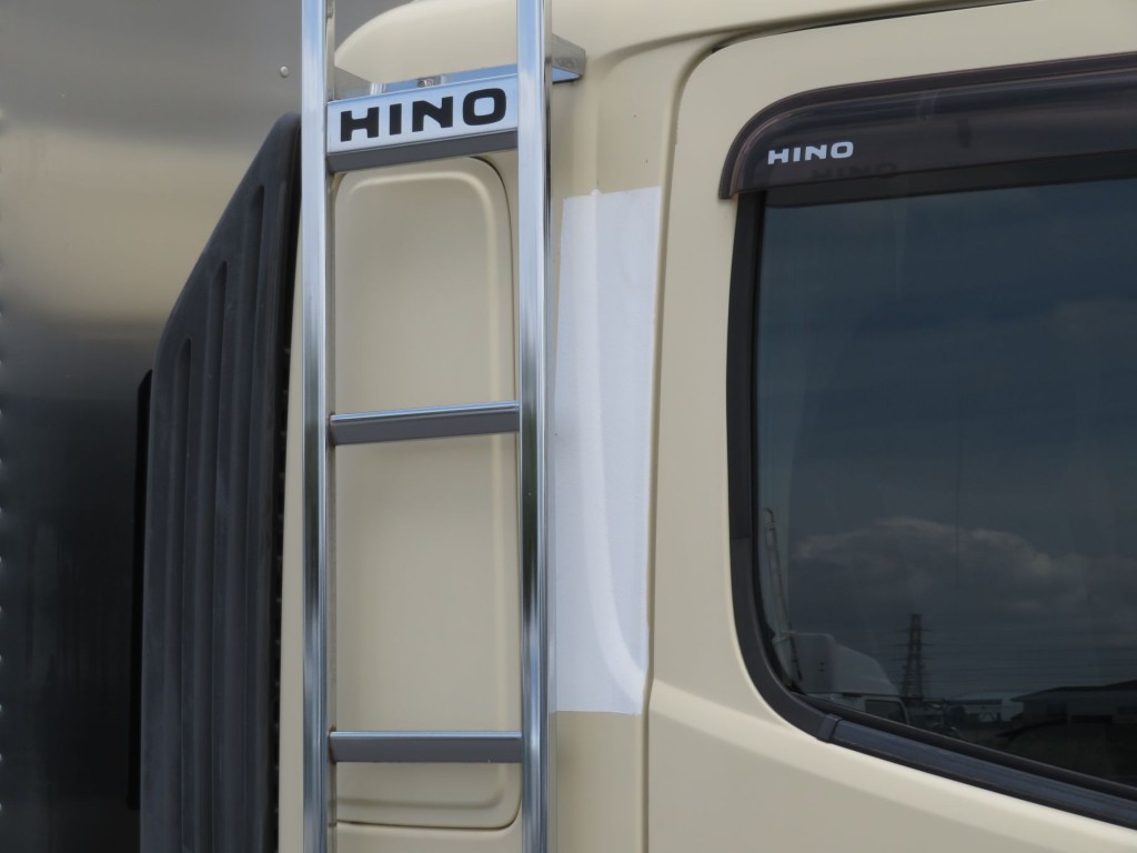 運転席側クォーターパネルに看板隠し塗装がされています。|日野 レンジャー TKG-FD7JLAG(2WD)の写真39