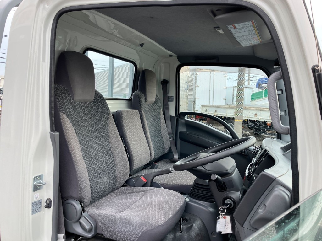 乗車定員は3名です。|いすゞ エルフ 2RG-NLR88ARの写真5