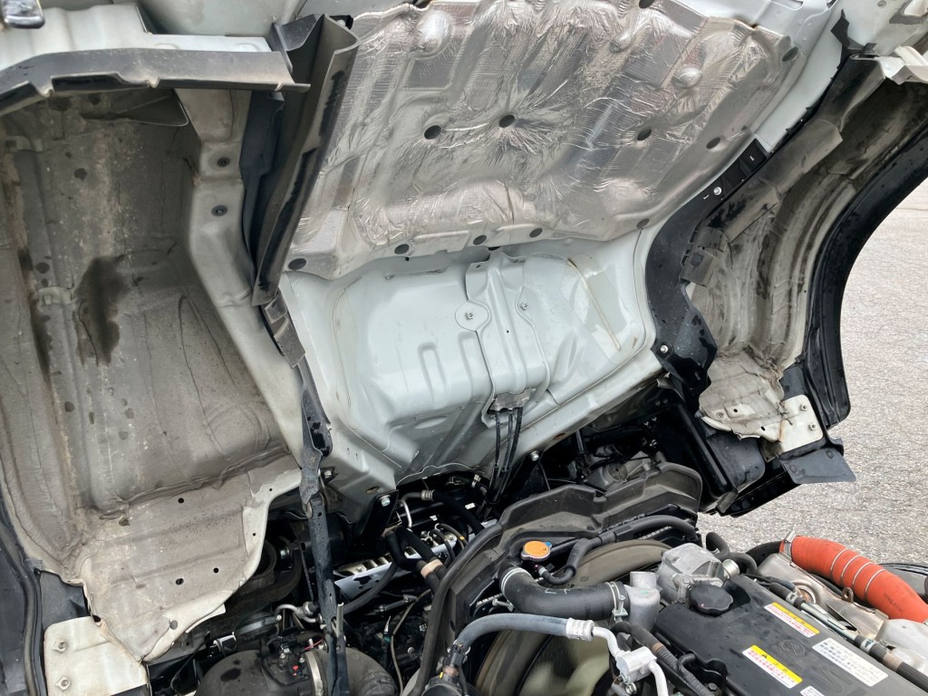 キャブ裏側に状態です。|いすゞ エルフ 2RG-NLR88ARの写真30