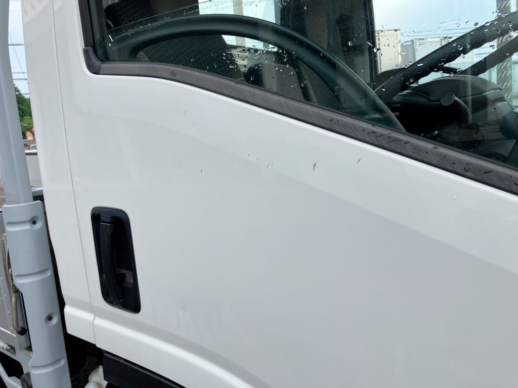 運転席側ドアに小傷・小凹みがあります。|いすゞ エルフ 2RG-NLR88ARの写真37
