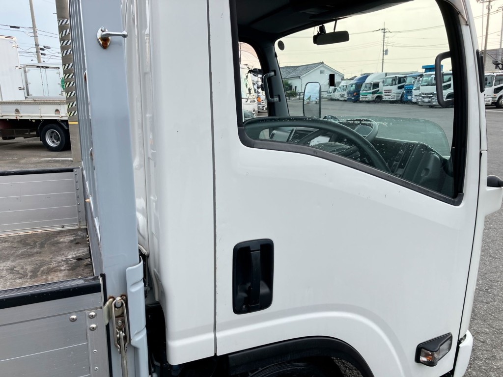 運転席側ドアに小傷があります。|いすゞ エルフ 2RG-NLR88ARの写真38