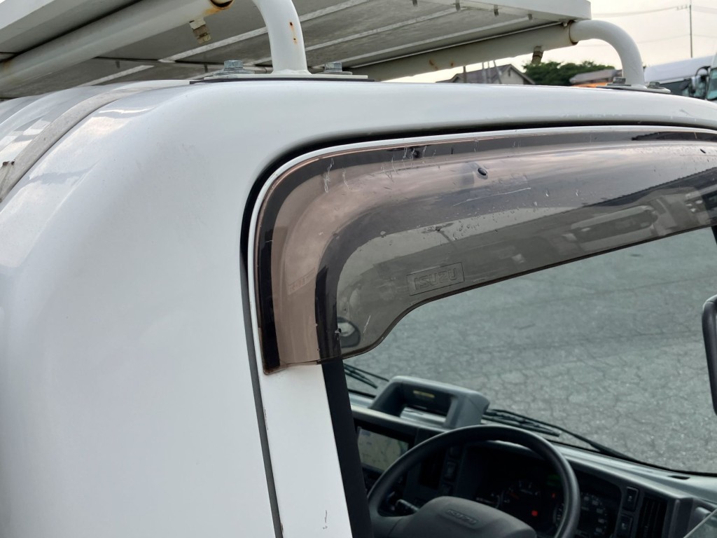 運転席側ドアバイザーに小傷があります。|いすゞ エルフ 2RG-NLR88ARの写真39