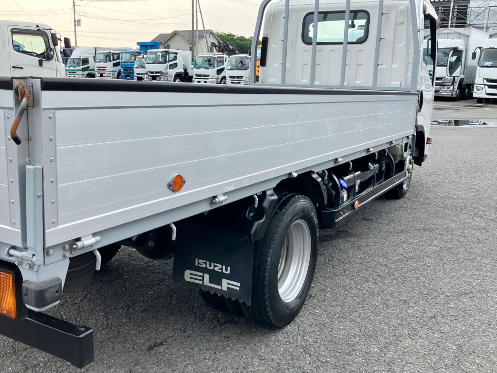 運転席側アオリ後方に擦れがあります。|いすゞ エルフ 2RG-NLR88ARの写真48