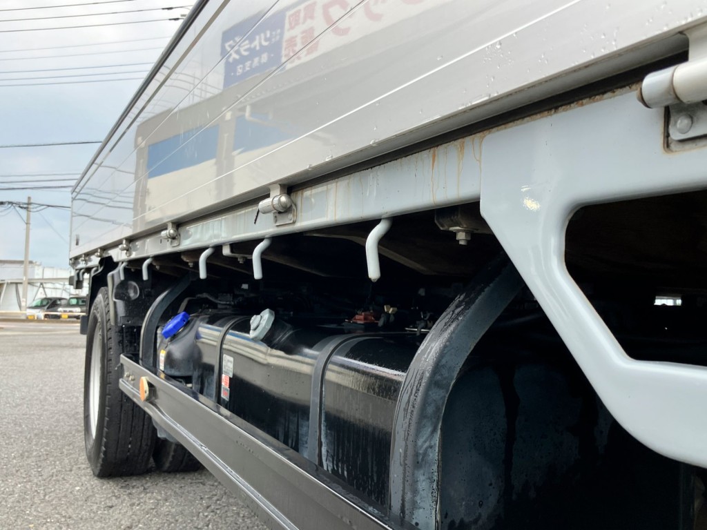 運転席側サイドレールにキズ・サビがあります。サイドバンパーに少し曲がりがあります|いすゞ エルフ 2RG-NLR88ARの写真49