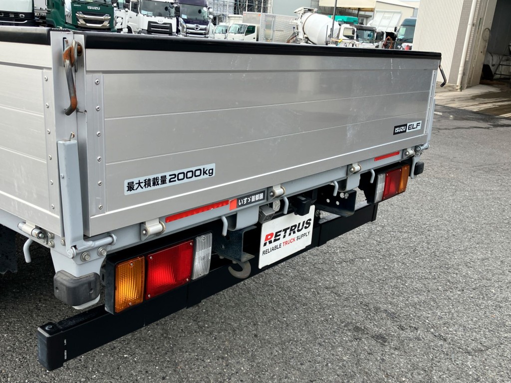 リヤアオリにキズ・凹みがあります。|いすゞ エルフ 2RG-NLR88ARの写真50
