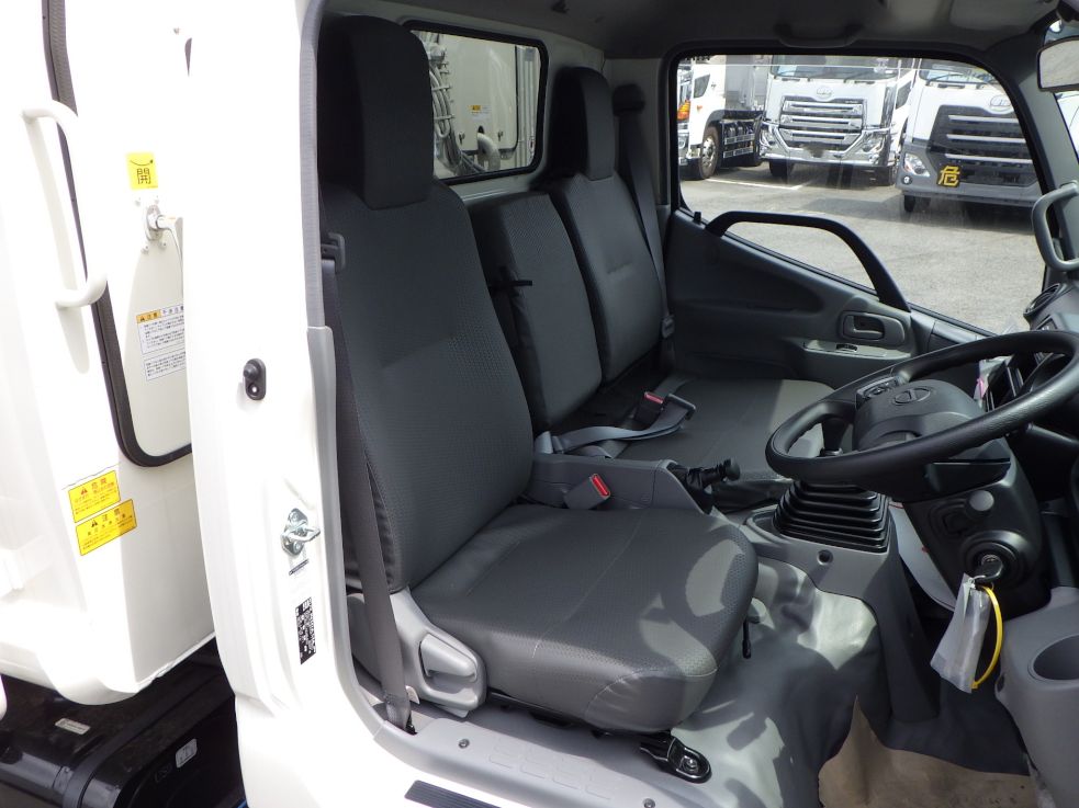 乗車定員は３名です。|日野 デュトロ 2KG-XZU605X(2WD)の写真6