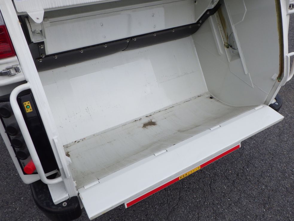 投入口の状態です。|日野 デュトロ 2KG-XZU605X(2WD)の写真12