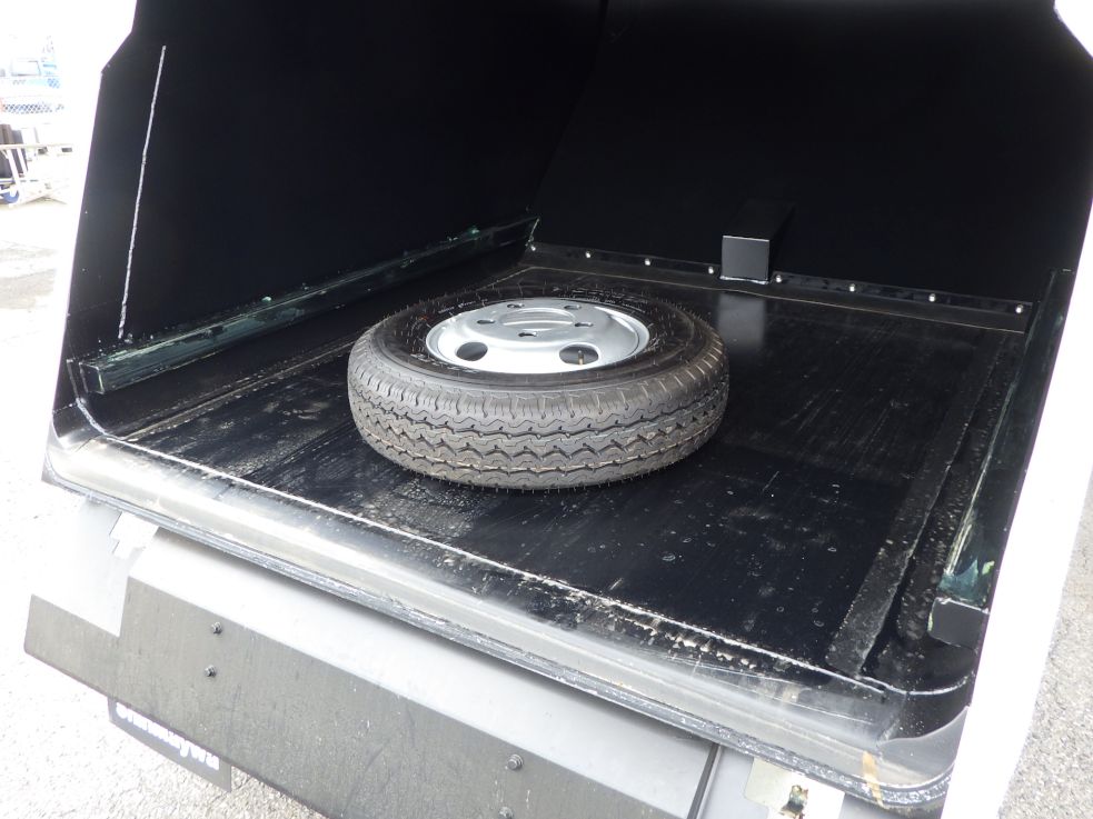 ボディー内部にスペアタイヤが積んであります。|日野 デュトロ 2KG-XZU605X(2WD)の写真14