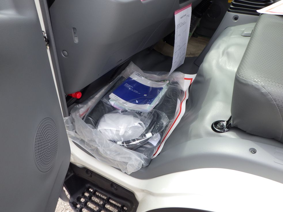 キャブ内に付属品が積んであります。|日野 デュトロ 2KG-XZU605X(2WD)の写真18