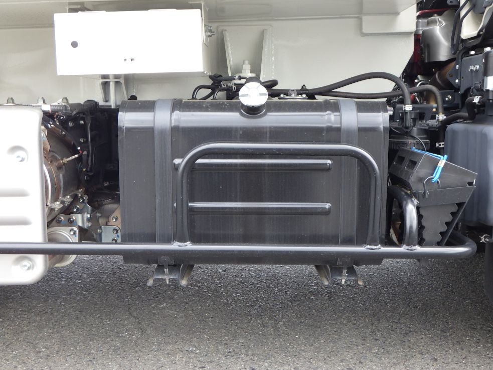 燃料タンクは７０Lです。|日野 デュトロ 2KG-XZU605X(2WD)の写真22