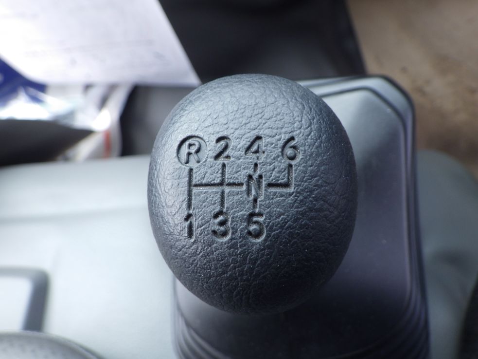 MT６速です。|日野 デュトロ 2KG-XZU605X(2WD)の写真25