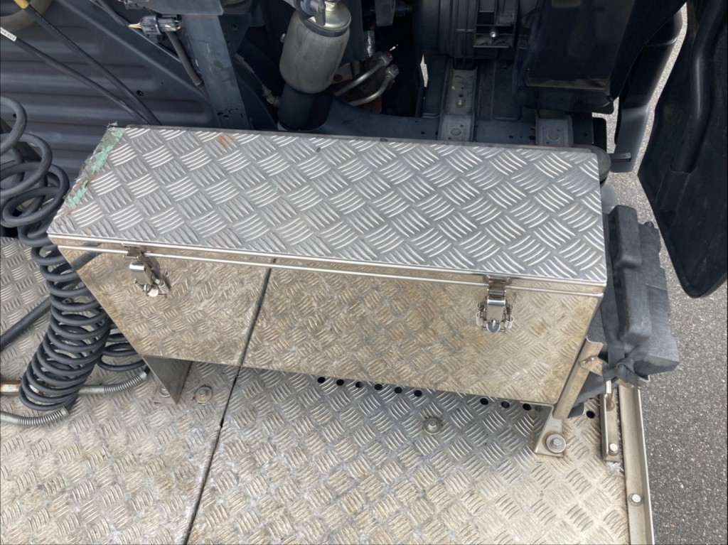 工具箱を閉めた状態です。|日野 プロフィア 2DG-SH1EDGGの写真30
