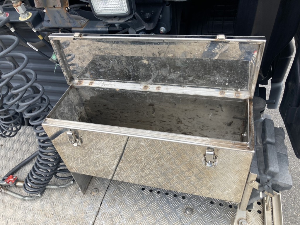 工具箱を開けた状態です。|日野 プロフィア 2DG-SH1EDGGの写真31
