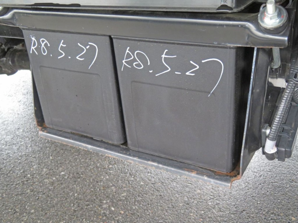 バッテリーの台座に少し置きサビがあります。|三菱 ファイター 2KG-FK62FZの写真24