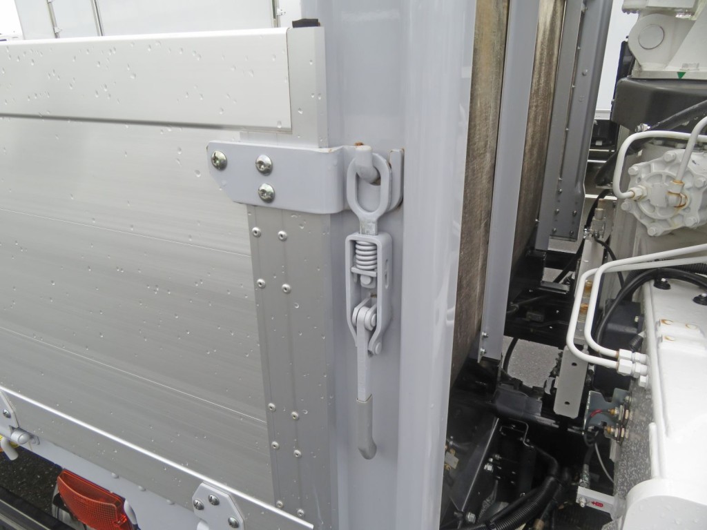 あおりロック周りに少し置きサビがあります。(左右)|三菱 ファイター 2KG-FK62FZの写真27