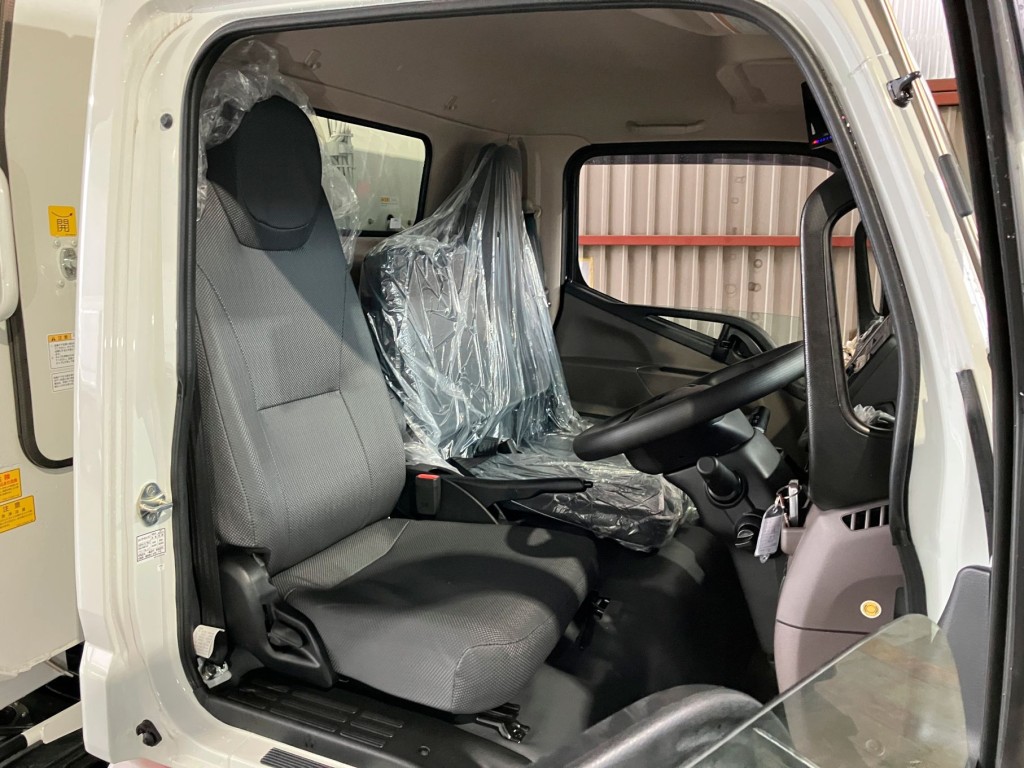 乗車定員は3名です。|三菱 キャンター 2RG-FEAV0(2WD)の写真5