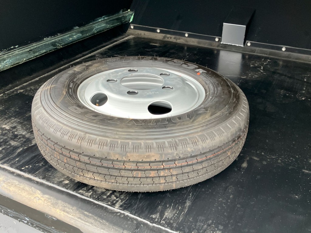 スペアタイヤ付きです。スペアタイヤ吊りはスペースが無い為付いておりません|三菱 キャンター 2RG-FEAV0(2WD)の写真15