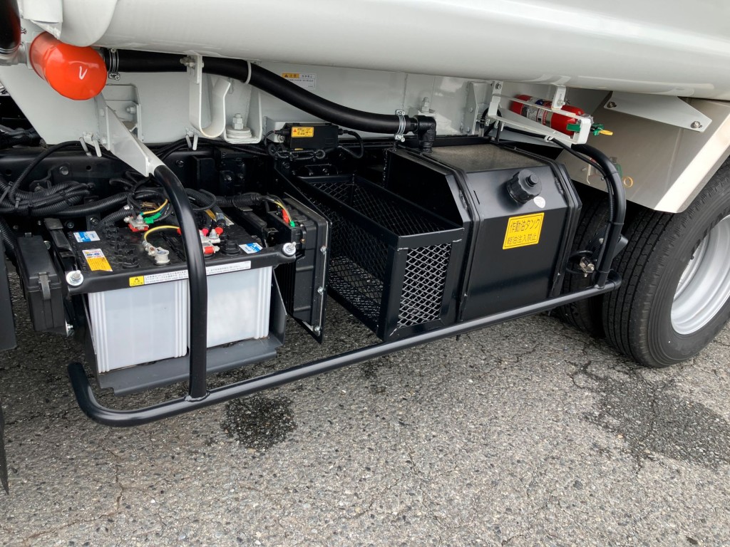 サイドバンパーは鉄製です。助手席側に物入れが付いています|三菱 キャンター 2RG-FEAV0(2WD)の写真20