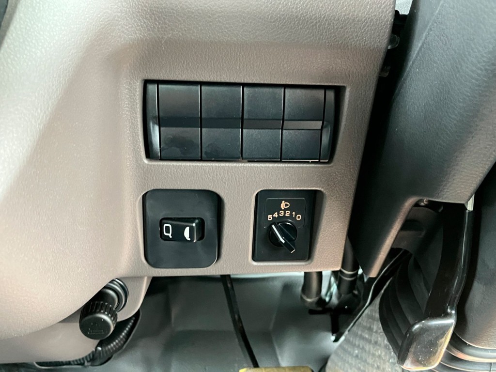 スイッチ類です。|三菱 キャンター 2RG-FEAV0(2WD)の写真26
