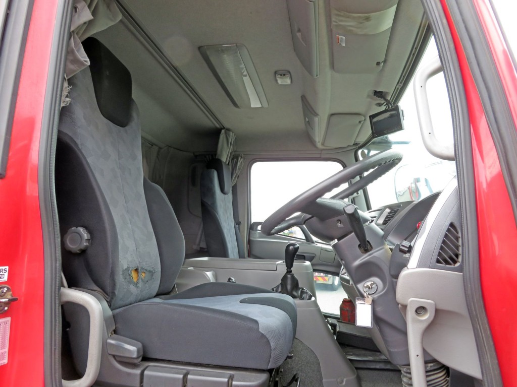 運転席側背面に破れ・運転席座面にヘタリがあります。|UDトラックス コンドル QDG-PW39Lの写真6