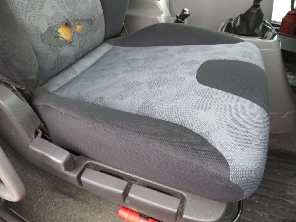 運転席座面の状態です。|UDトラックス コンドル QDG-PW39Lの写真31