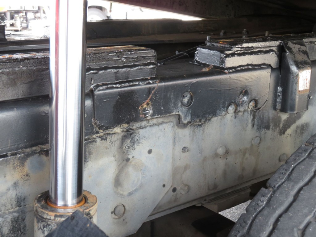 シャーシ助手席側の補強ブラケットにヒビが入っています。(運転席側も同様です)|UDトラックス コンドル QDG-PW39Lの写真39