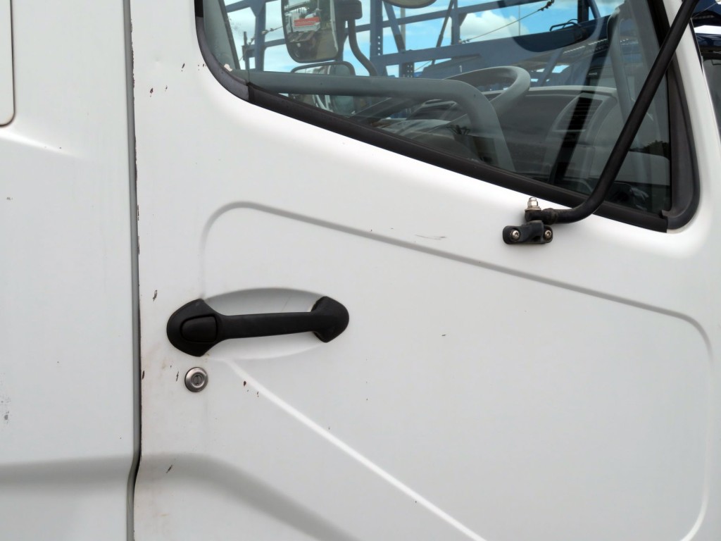 運転席ドアに細かいキズ・サビがあります。|三菱 ファイター TKG-FK62FYの写真29