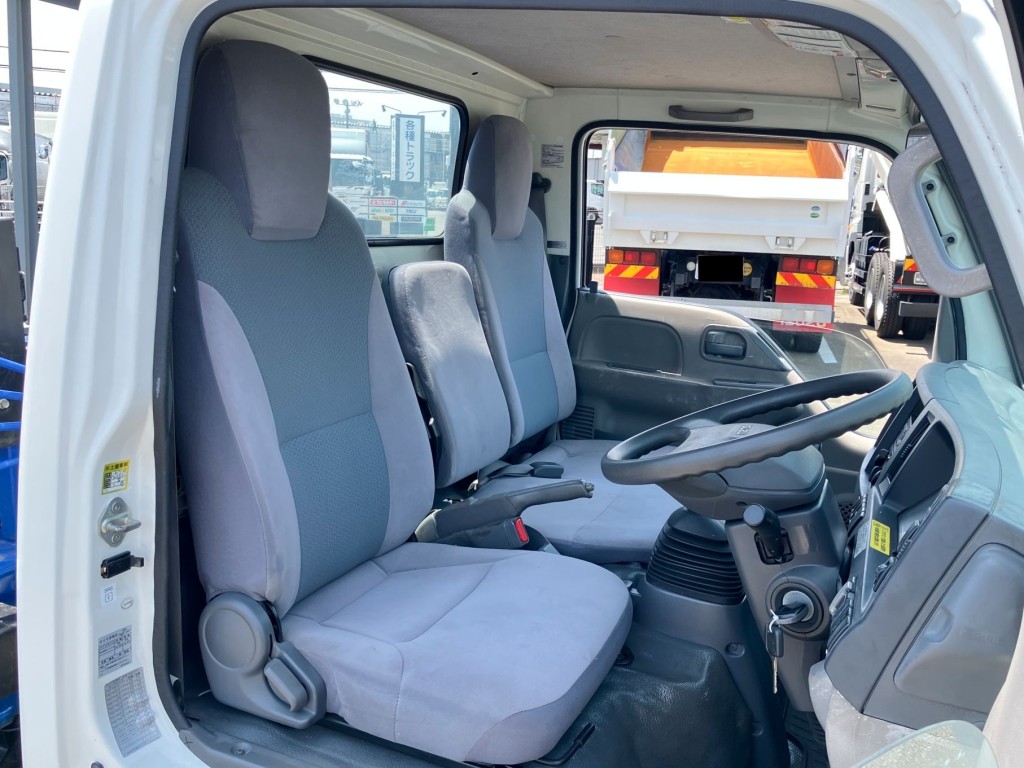 乗車定員は3名です。|いすゞ エルフ TPG-NKR85AR(2WD)の写真5