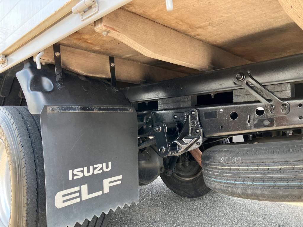 シャシとネタの状態です。縦ネタは鉄・横ネタは木製です|いすゞ エルフ TPG-NKR85AR(2WD)の写真7
