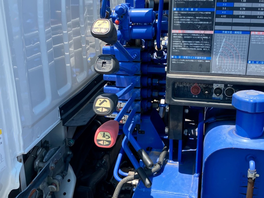 クレーンの操作レバーです。|いすゞ エルフ TPG-NKR85AR(2WD)の写真13