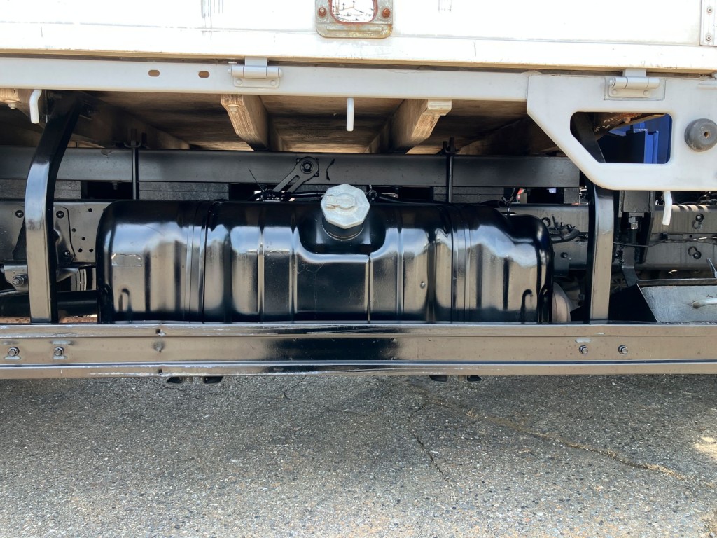 燃料タンクは100Lです。|いすゞ エルフ TPG-NKR85AR(2WD)の写真21