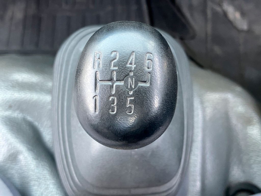 6速マニュアルです。|いすゞ エルフ TPG-NKR85AR(2WD)の写真26